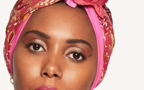 Maquillaje para vestido fucsia: ojos con sombras doradas y labios a juego.