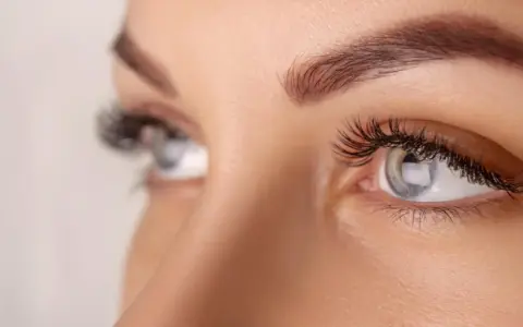 Ojos con pestañas largas y cejas definidas. Interesada en cuanto tardan en crecer las pestañas para lograr esta mirada.