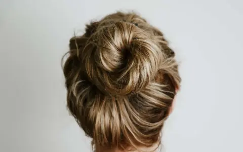 Moño alto despeinado, perfecto para una boda de ensueño.