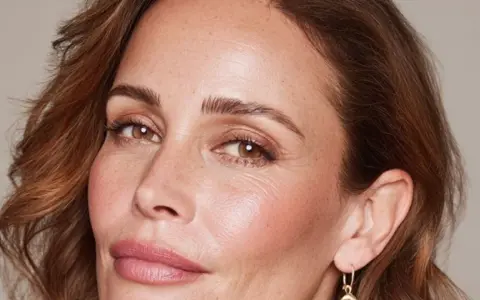 Mujer con maquillaje natural piel madura, realzando su belleza con tonos suaves y luminosos.