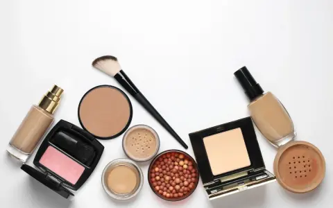 Base, rubor, polvos y brocha: todo para la preparación de la piel antes del maquillaje.