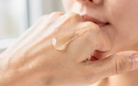 Gota de serum de vitamina C sobre la mano, mostrando para que sirve la vitamina c serum: hidratación y luminosidad.