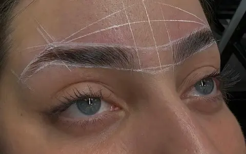 Marcas blancas guían el proceso para perfilar cejas, resaltando la simetría y forma perfecta.