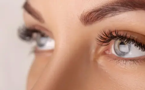 Ojo de mujer con pestañas largas y cejas definidas. Un recordatorio de que las pestañas que se caen vuelven a crecer, más fuertes y hermosas.