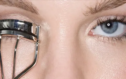 Ojo con pestañas rizadas con rizador. Descubre cómo rizar las pestañas sin rizador para una mirada impactante.