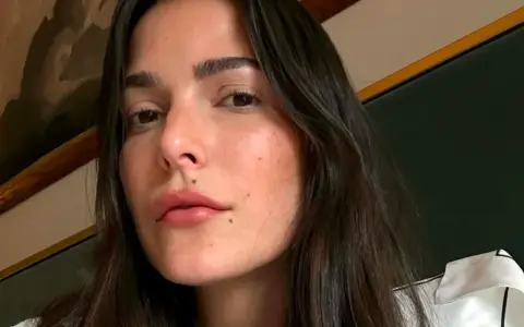 Mujer con piel radiante y labios rosados. Descubre cómo cerrar los poros de la cara para una piel perfecta.