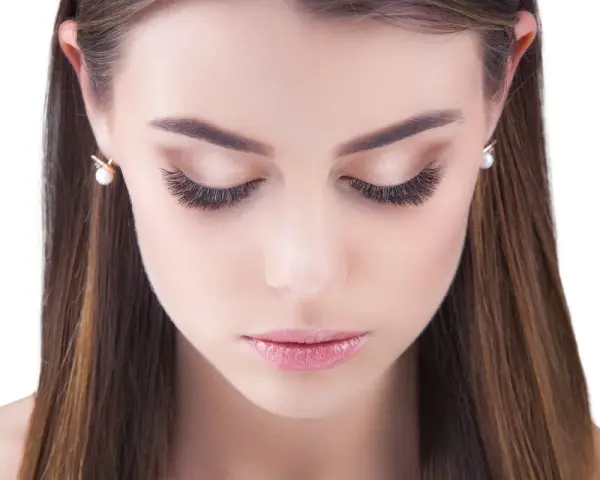 Ojos de mujer con pestañas voluminosas, mostrando diferentes tipos de extensiones de pestañas volumen ruso para una mirada impactante.