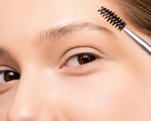 Cepillo peina cejas finas, ayudando a disimular la alopecia.