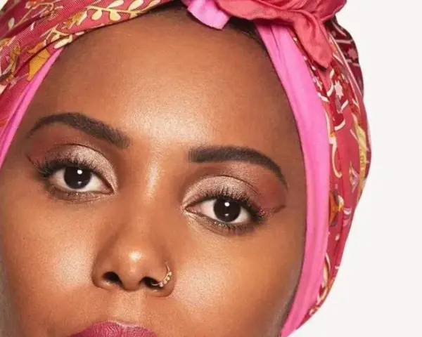 Maquillaje para vestido fucsia: ojos con sombras doradas y labios a juego.