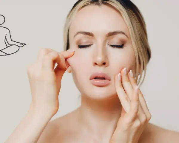 Mujer con ojos cerrados practicando gimnasia facial funciona. Un icono de meditación sugiere bienestar.