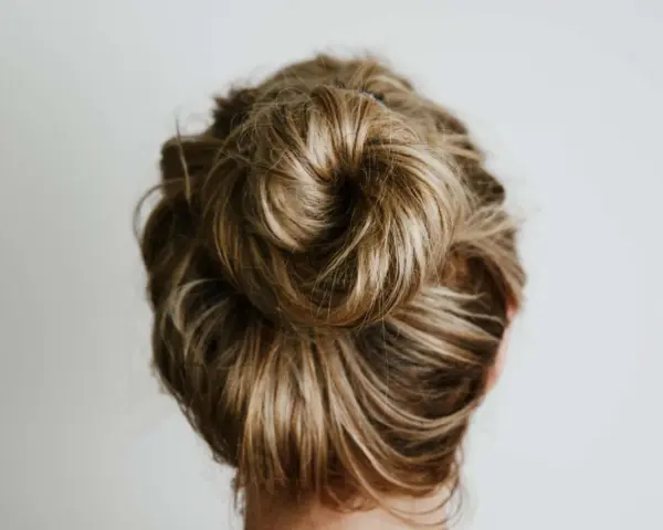 Moño alto despeinado, perfecto para una boda de ensueño.