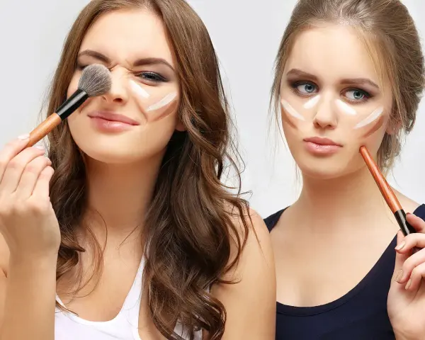 Dos chicas se aplican contorno. ¡Cuidado! El maquillaje caduca y puede dañar tu piel.
