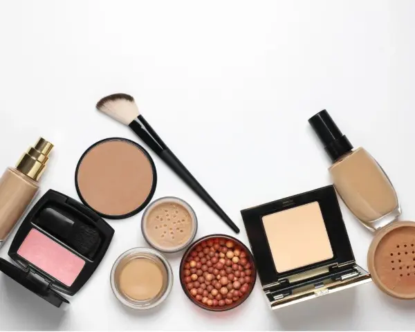 Base, rubor, polvos y brocha: todo para la preparación de la piel antes del maquillaje.