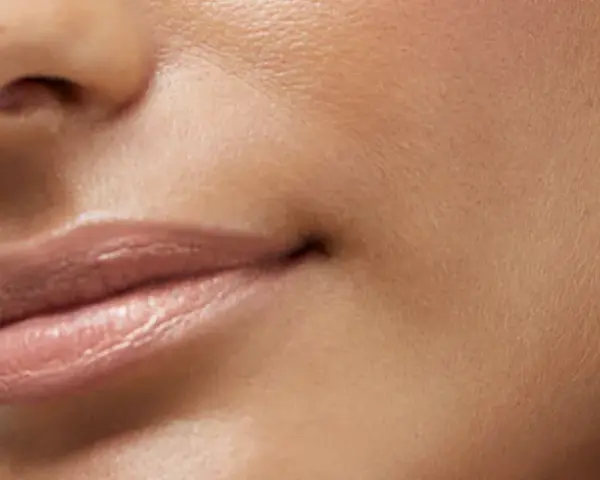 Labios suaves y brillantes, un secreto para como hidratar los labios al instante.