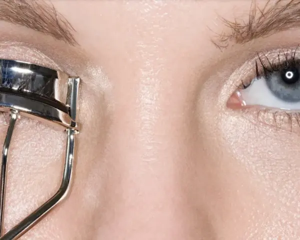 Ojo con pestañas rizadas con rizador. Descubre cómo rizar las pestañas sin rizador para una mirada impactante.