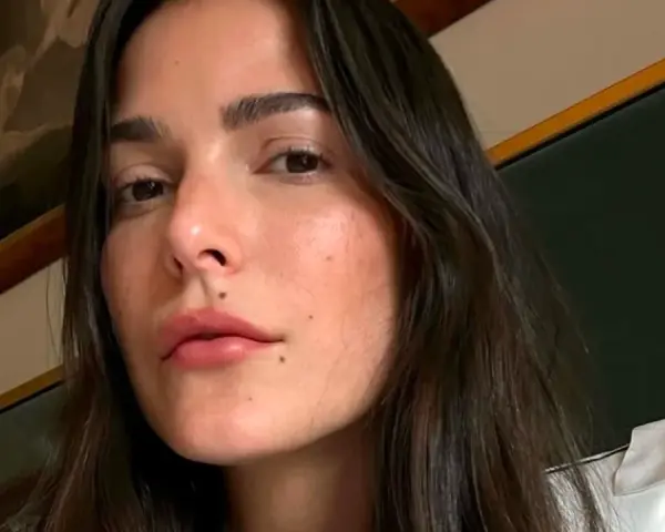 Mujer con piel radiante y labios rosados. Descubre cómo cerrar los poros de la cara para una piel perfecta.