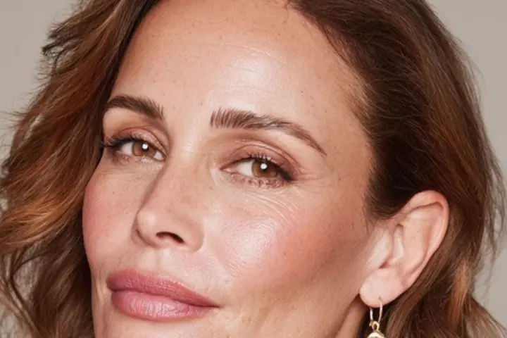 Mujer con maquillaje natural piel madura, realzando su belleza con tonos suaves y luminosos.