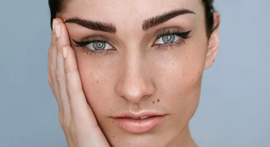Ojos con delineado cat eye y cejas degradadas perfectamente definidas.