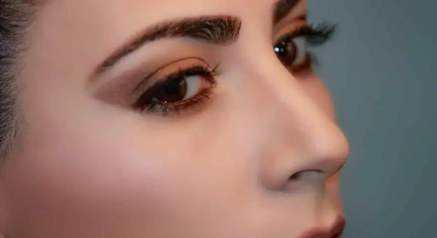 Primer plano de un ojo y nariz de mujer con cejas definidas. La pregunta es: cuanto dura la henna en las cejas.