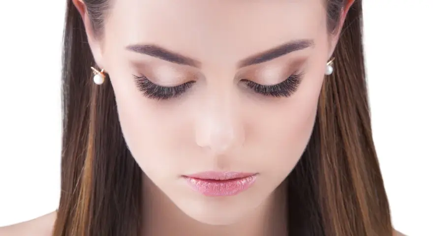 Ojos de mujer con pestañas voluminosas, mostrando diferentes tipos de extensiones de pestañas volumen ruso para una mirada impactante.