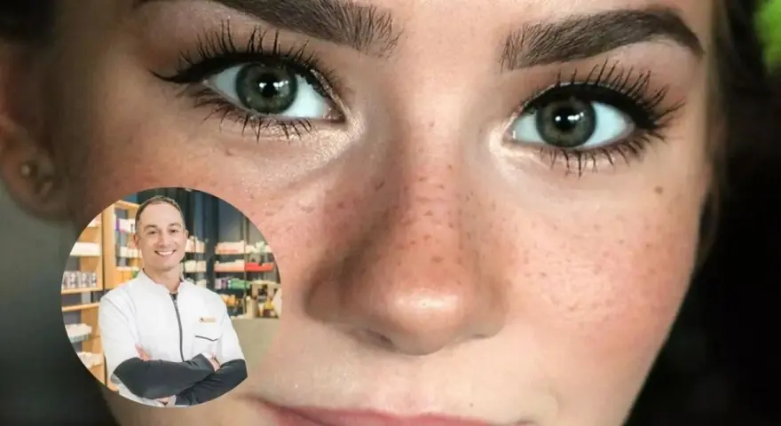 Un farmacéutico sonriente explica que se puede usar despigmentante en verano para unificar el tono de la piel.