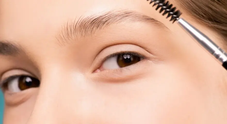 Cepillo peina cejas finas, ayudando a disimular la alopecia.