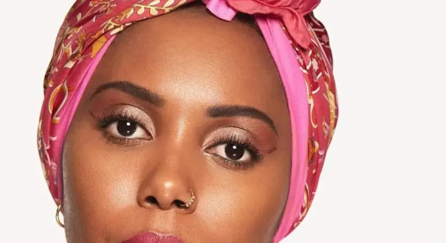 Maquillaje para vestido fucsia: ojos con sombras doradas y labios a juego.