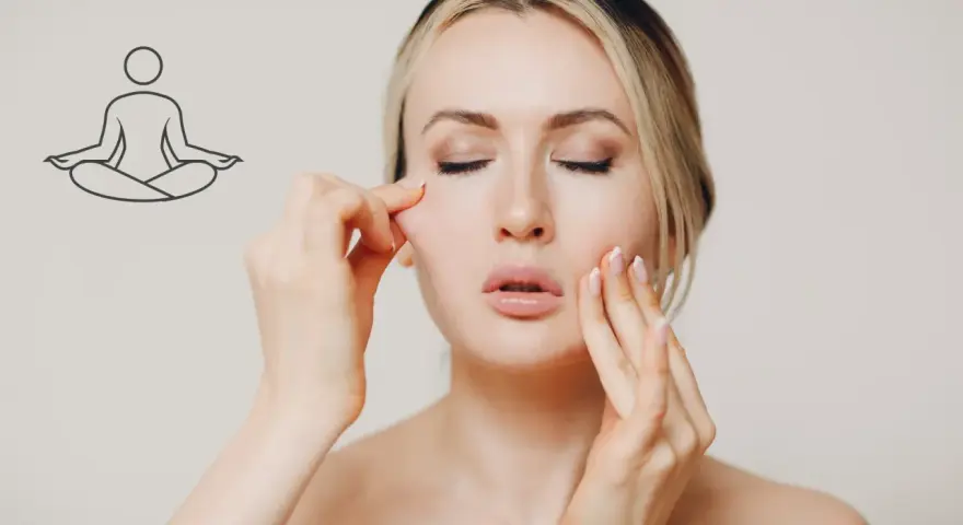 Mujer con ojos cerrados practicando gimnasia facial funciona. Un icono de meditación sugiere bienestar.