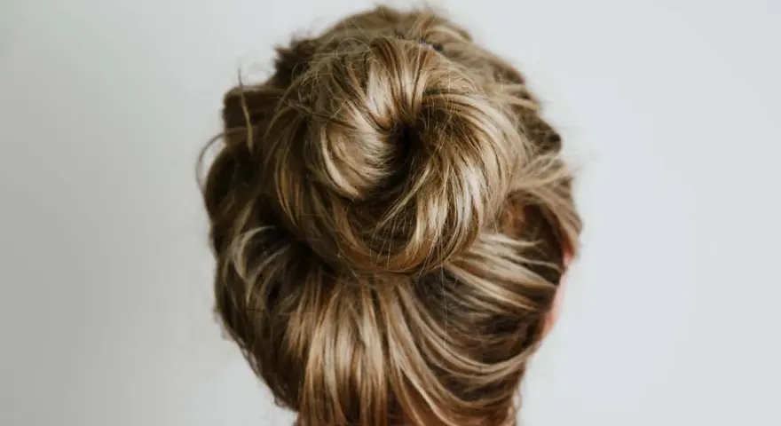 Moño alto despeinado, perfecto para una boda de ensueño.