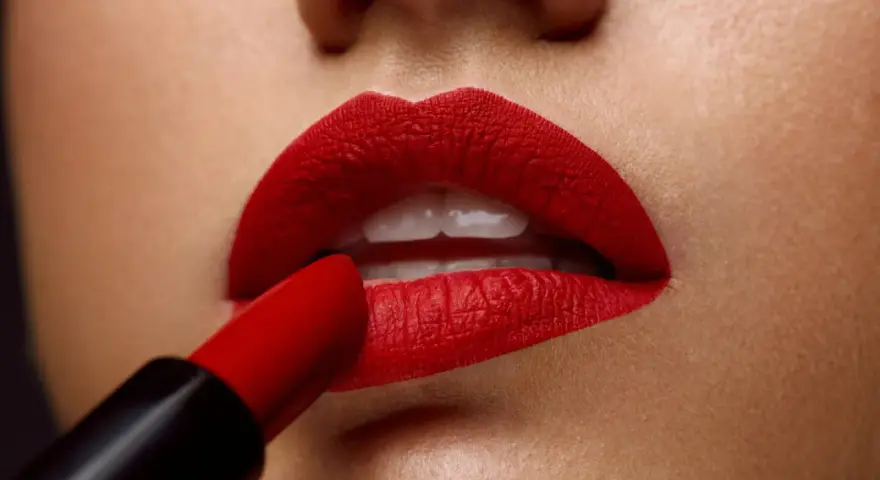Labios perfectamente definidos con un intenso maquillaje de labios rojos, aplicados con un labial carmesí.