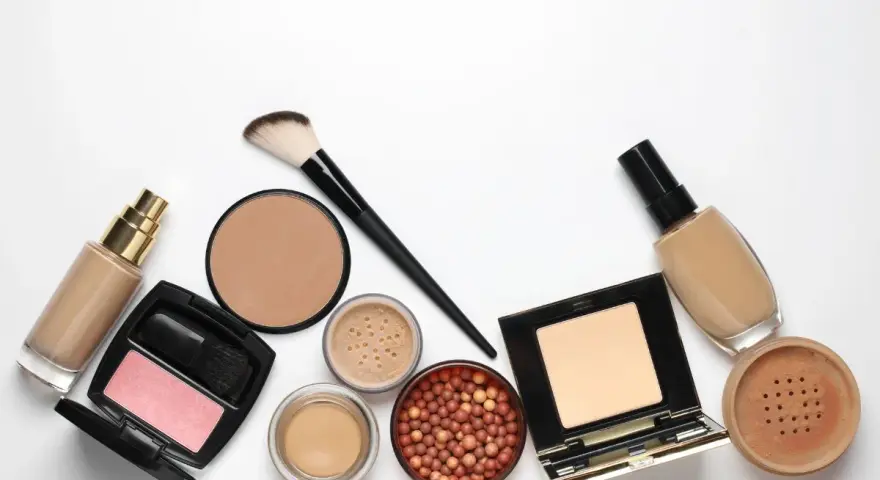 Base, rubor, polvos y brocha: todo para la preparación de la piel antes del maquillaje.