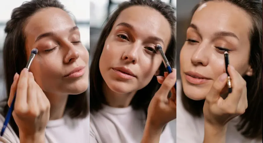 Mujer aplicando sombra de ojos para un look smokey eye.