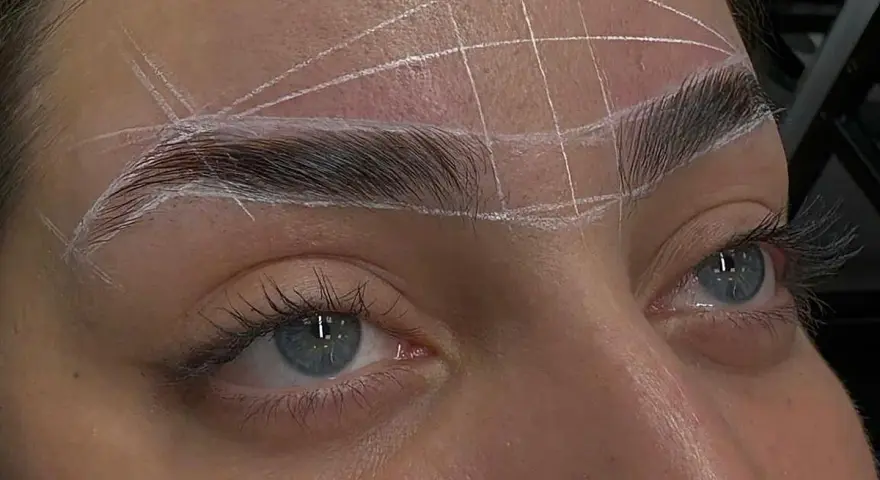 Marcas blancas guían el proceso para perfilar cejas, resaltando la simetría y forma perfecta.