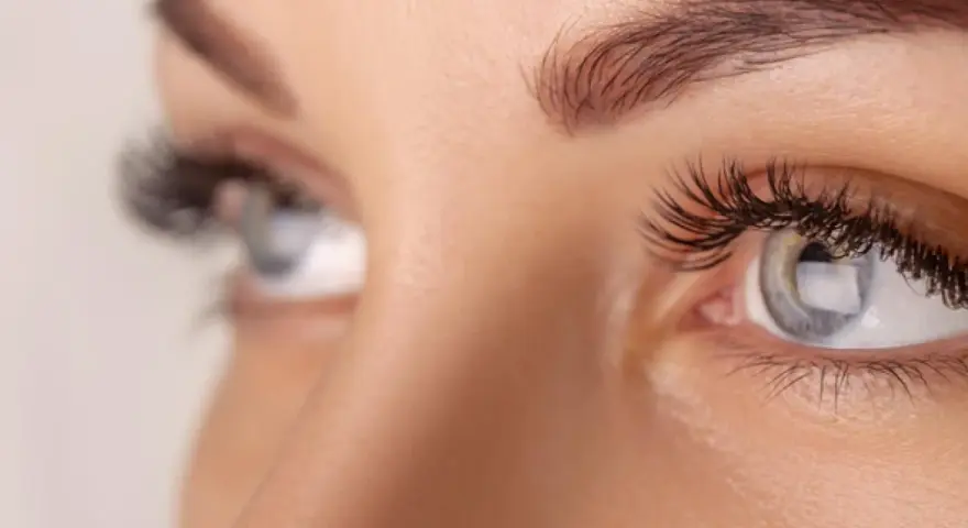 Ojo de mujer con pestañas largas y cejas definidas. Un recordatorio de que las pestañas que se caen vuelven a crecer, más fuertes y hermosas.