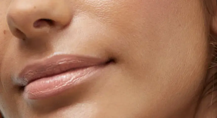 Labios suaves y brillantes, un secreto para como hidratar los labios al instante.