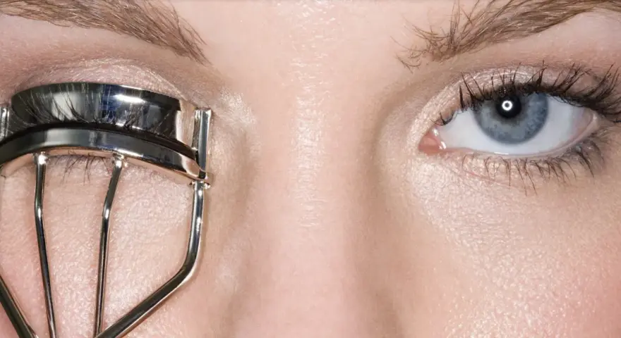Ojo con pestañas rizadas con rizador. Descubre cómo rizar las pestañas sin rizador para una mirada impactante.