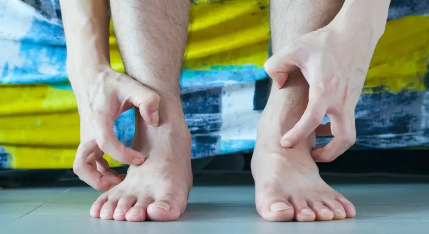 Man se rasca los tobillos, preguntándose por que me pican las piernas.