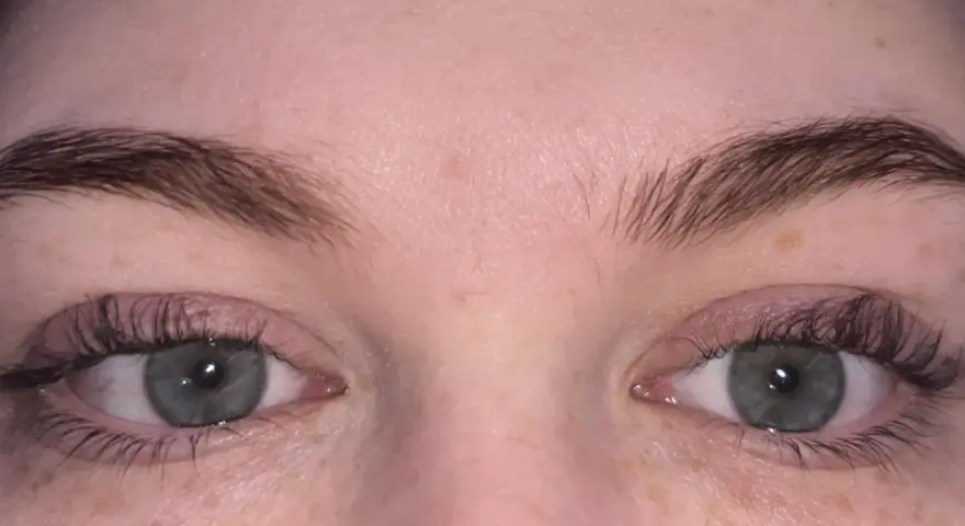 Ojos con lifting de pestañas mal hechas. Las pestañas lucen desordenadas y poco naturales, buscando una solución para corregir el resultado.