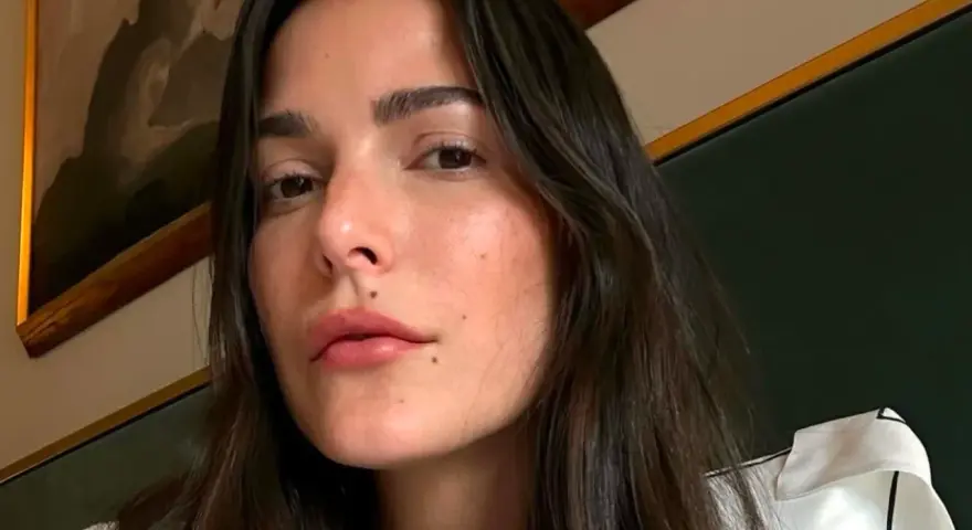 Mujer con piel radiante y labios rosados. Descubre cómo cerrar los poros de la cara para una piel perfecta.