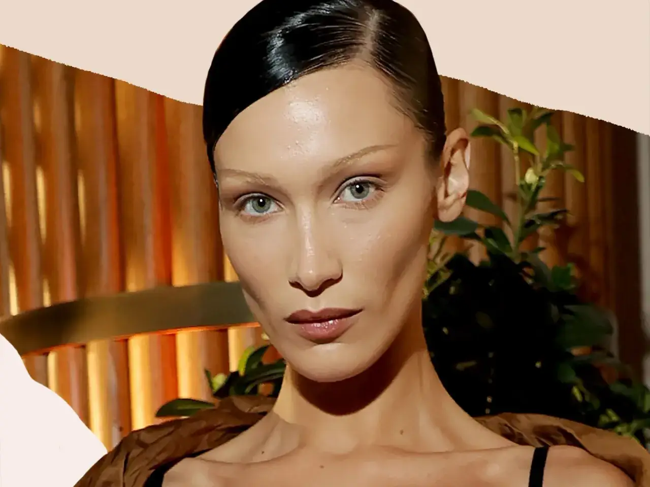 Bella Hadid con un maquillaje sutil que realza sus p&oacute;mulos, mirada intensa y labios naturales.