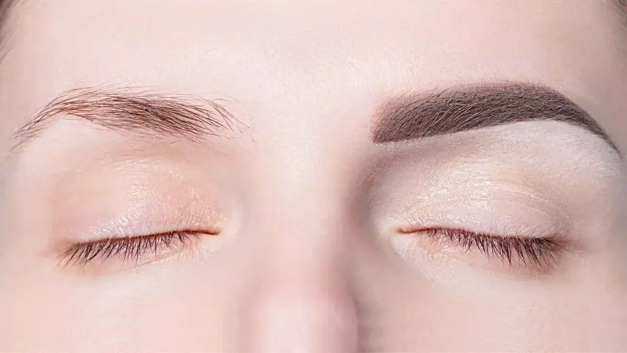 Ojo izquierdo con cejas naturales y el derecho con cejas degradadas, mostrando un antes y después impactante.
