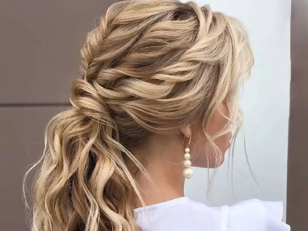 Peinado de novia con trenzas y ondas sueltas, ideal para semirecogidos boda.