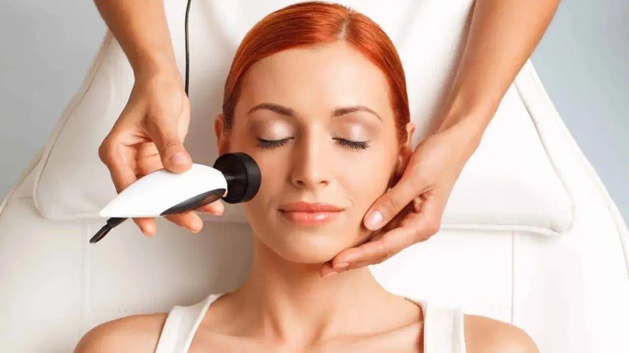 Una mujer recibe un tratamiento facial con un dispositivo de radiofrecuencia. Se exploran varios tipos de radiofrecuencia para rejuvenecimiento de la piel.