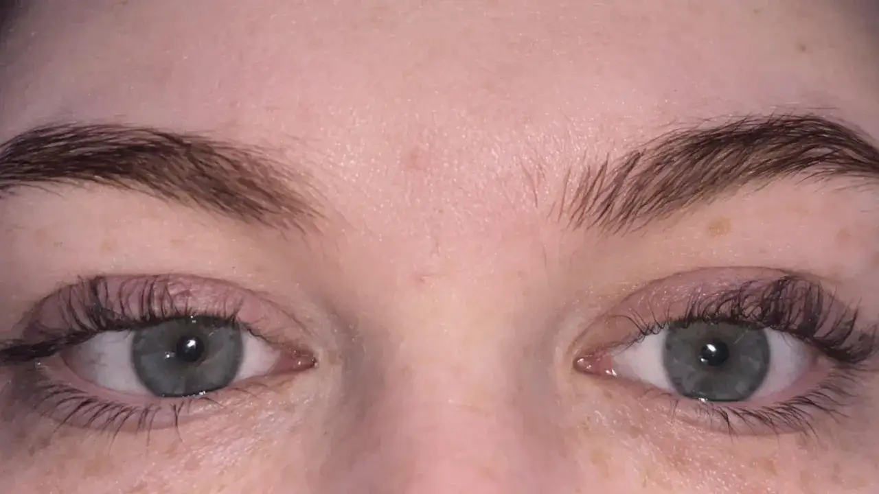 Ojos con lifting de pestañas mal hechas. Las pestañas lucen desordenadas y poco naturales, buscando una solución para corregir el resultado.