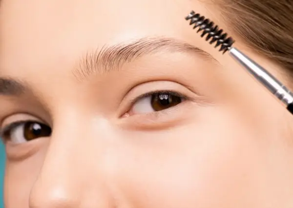 Cepillo peina cejas finas, ayudando a disimular la alopecia.